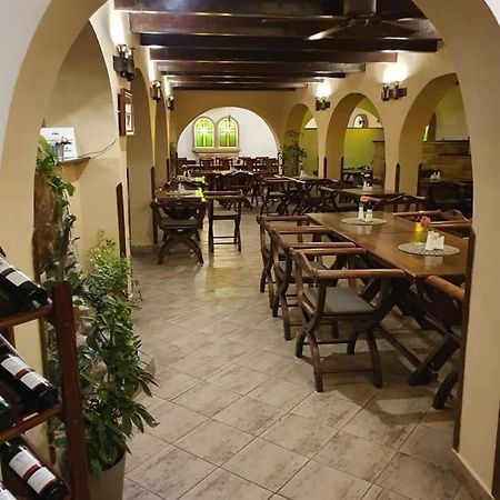 Excalibur Penzion A Restaurace Моравска-Тршебова Экстерьер фото