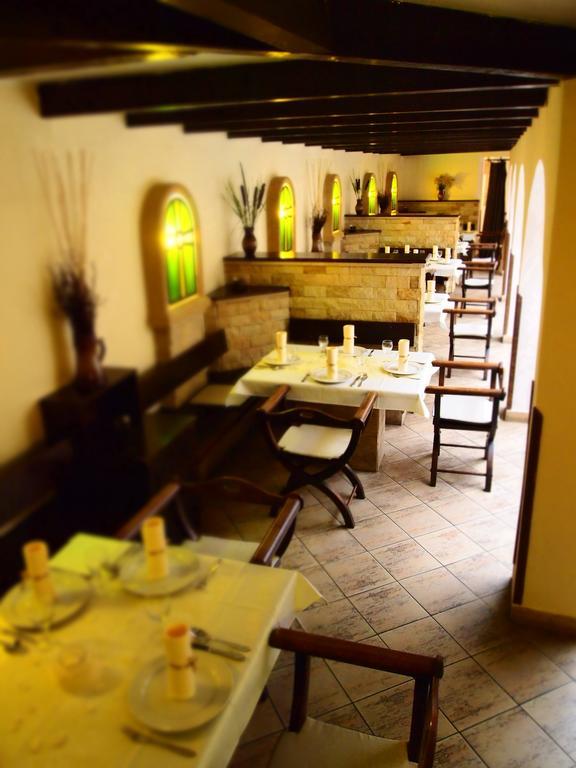 Excalibur Penzion A Restaurace Моравска-Тршебова Экстерьер фото